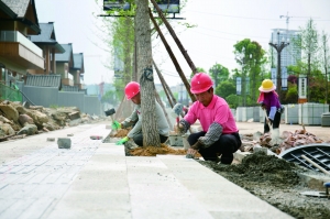 （市州）泉湖公园内部 广场加紧建设