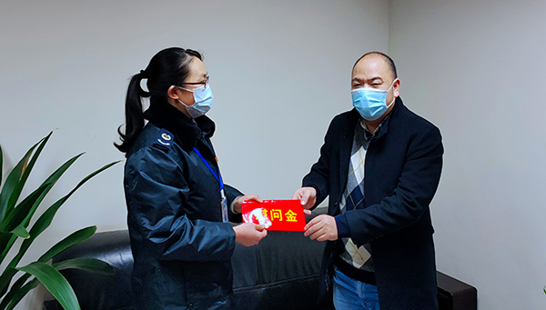 宜宾筠连县：“送万福进万家”春节活动暖人心_fororder_慰问县级劳模陈倩（左）-供图-筠连县委宣传部