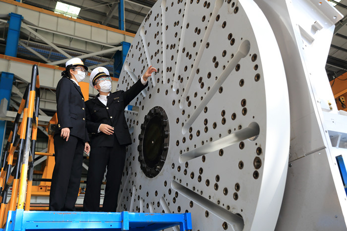 2020年广州海关助力企业享关税优惠76.55亿元_fororder_广州海关所属佛山海关驻禅城办事处关员到企业调研出口货物生产流程（摄影：卢启兆）_副本