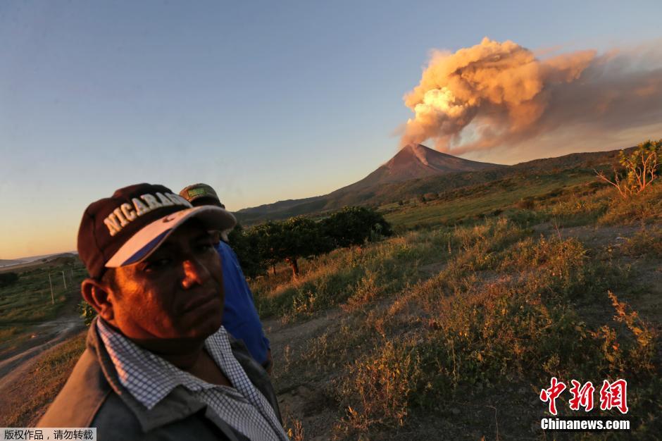尼加拉瓜莫莫通博火山喷发 红色岩浆涌出(组图)