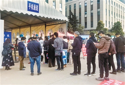 西安各大医院就诊量增长明显，建议患者——  诊前在家扫码注册错峰就诊