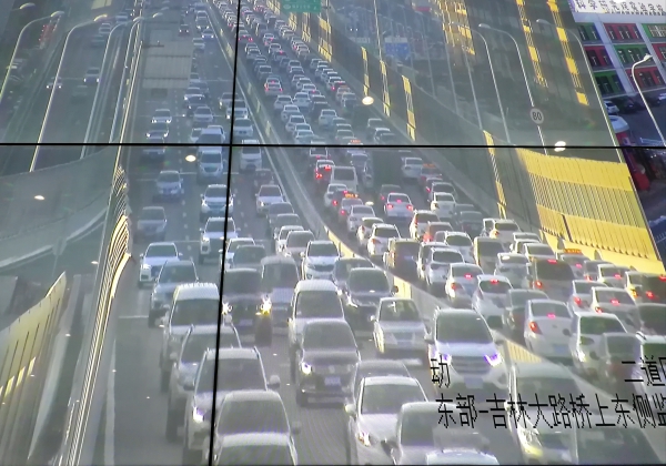开学首日 长春早高峰提前半个小时 快速路车流量较大