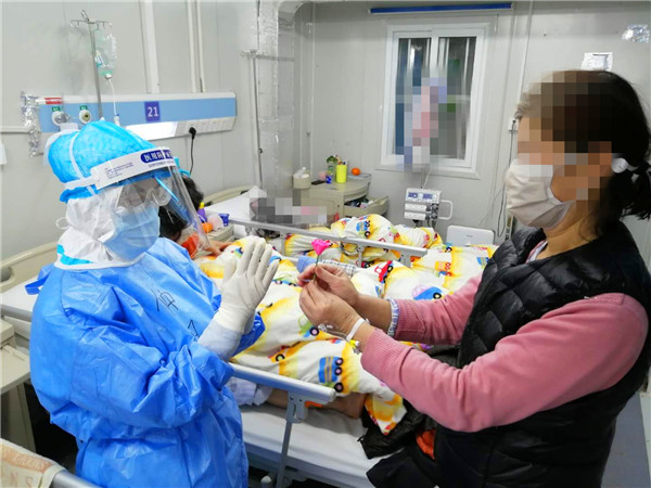 （备注：空军军医大学唐都医院全国只有这一个医院，并且只有陕西西安有，医院建议不要给她医院名字加陕西西安，感觉把自己医院名字变了）“一线医务人员抗疫巾帼英雄”仲月霞：柔肩担重任 守好白衣天使的“生命线”