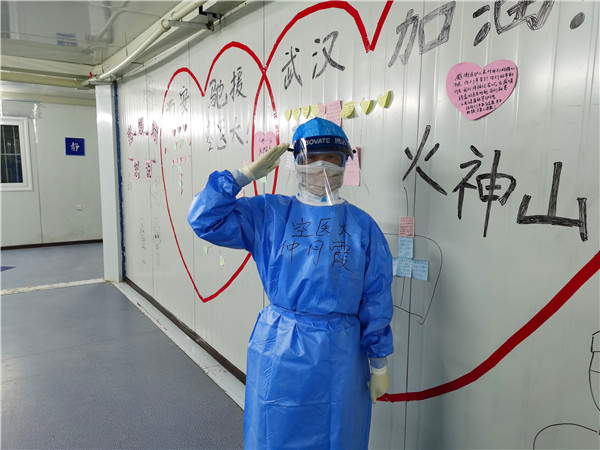 （备注：空军军医大学唐都医院全国只有这一个医院，并且只有陕西西安有，医院建议不要给她医院名字加陕西西安，感觉把自己医院名字变了）“一线医务人员抗疫巾帼英雄”仲月霞：柔肩担重任 守好白衣天使的“生命线”