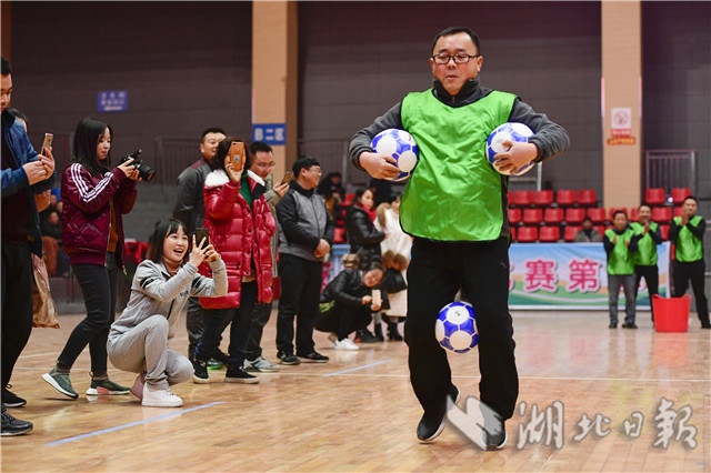 湖北来凤：趣味运动会迎新年