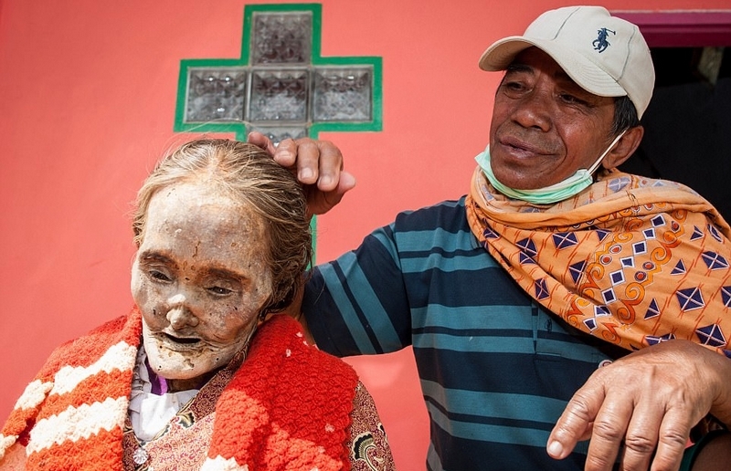 印尼迎"鬼节" 亡者穿红戴绿重见天日