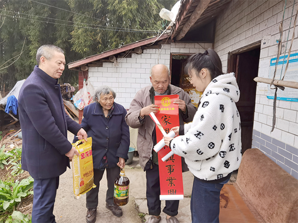 自贡市总工会节前慰问贫困户 温暖帮扶暖人心_fororder_自贡市总工会党组成员、机关党委书记彭涛（左一）入户慰问贫困户