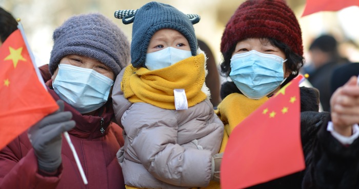 沈阳市封闭小区1月27日清零_fororder_铁西稿件配图：居民解封后手拿国旗庆祝 供图 铁西区委宣传部