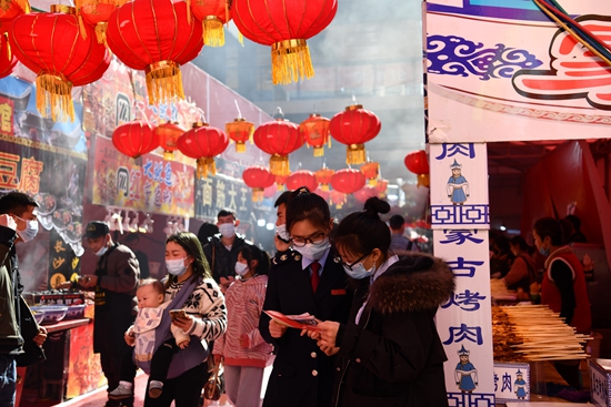 贵州威宁税务：八方美食赶“年集” 税惠红包来“助阵”