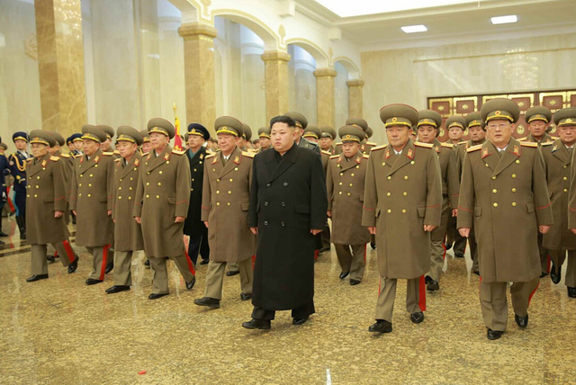 金正日逝世四周年 金正恩赴太阳宫向其立像鞠躬