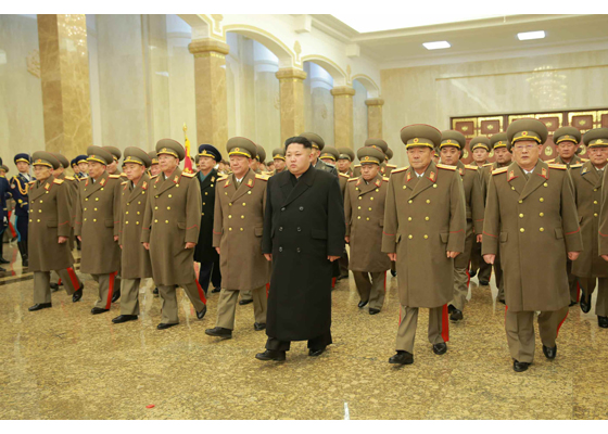 金正日逝世四周年 金正恩赴太阳宫向其立像鞠躬