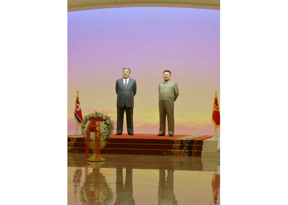 金正日逝世四周年 金正恩赴太阳宫向其立像鞠躬