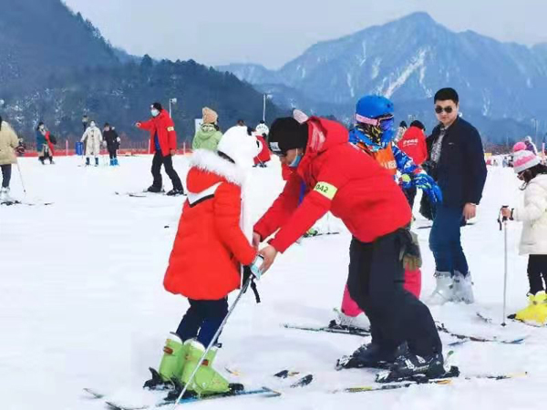 200余名萌娃在西岭雪山滑雪PK 成都首届青少年滑雪比赛开赛_fororder_1