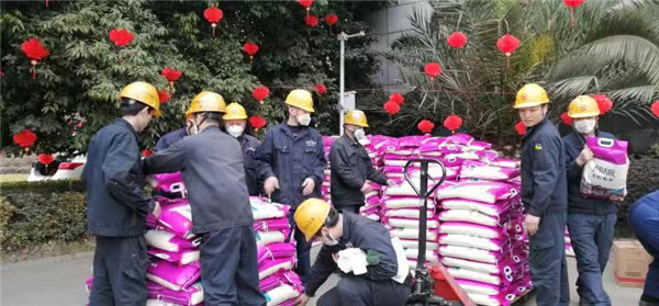 方大集团成都炭素春节福利温暖人心_fororder_5、福利品发放现场