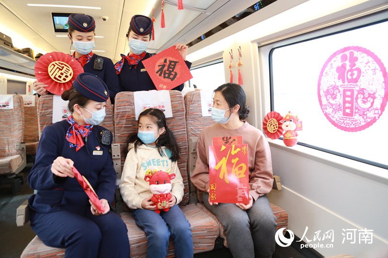 河南郑州：高铁上的别样年味