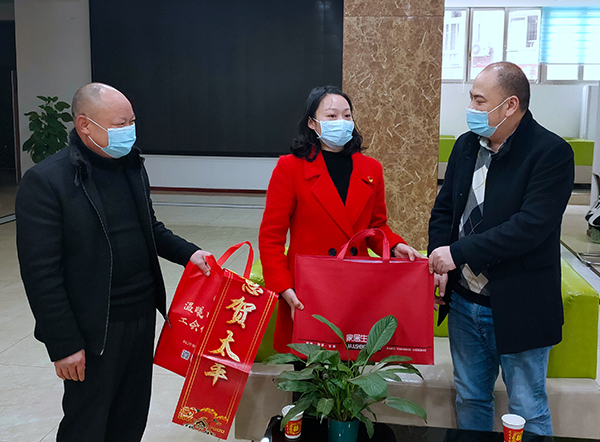 宜宾筠连县：“送万福进万家”春节活动暖人心_fororder_慰问一线防疫干部闫英（中）-供图-筠连县委宣传部