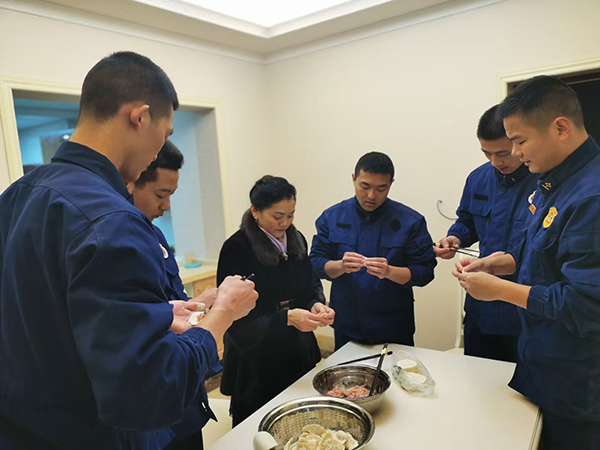 遂宁：消防人员与烈士母亲过节 帮烈士尽孝道_fororder_消防战士与雷妈妈一起包饺子