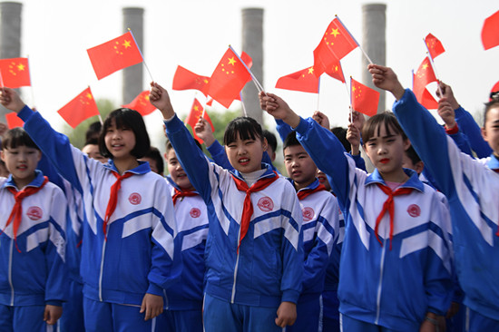 迁安万人快闪抒发爱国情 致敬奋斗者