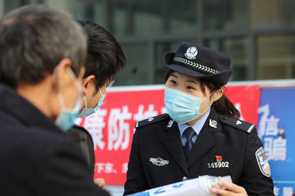 春运首日保良好出行 福铁警方开展宣传活动