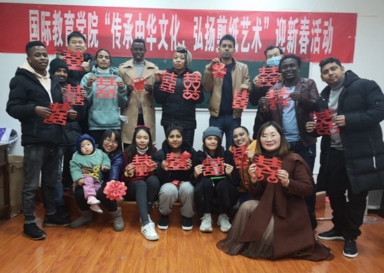 （有修改）（加急稿）贵州民族大学留学生：话新春 聊民俗 学剪纸 感受浓厚的中国传统文化