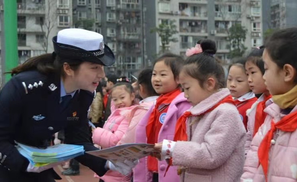 【A】 重庆警方多举措确保师生假期安全