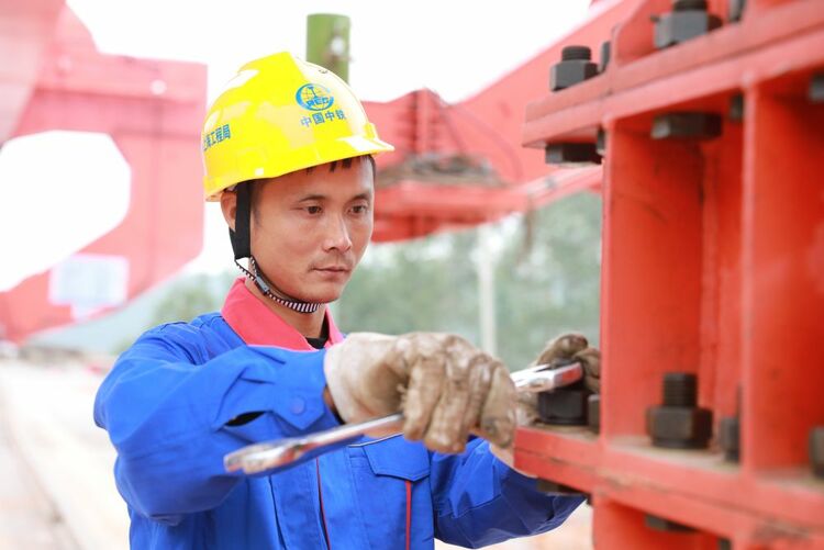 新春走基层|1200多人坚守贵南高铁这段工地