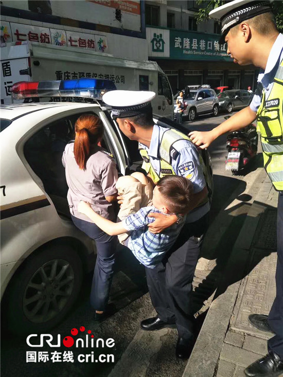 已过审【社会民生 列表】小孩不慎被钉子钉穿脚背 交巡警护送及时就医