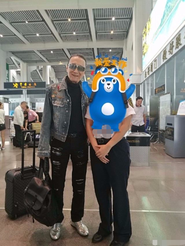 谢贤与女友一同旅游 身体健壮一点不像80岁老人_娱乐_腾讯网
