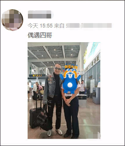 谢贤与女友一同旅游 身体健壮一点不像80岁老人_娱乐_腾讯网