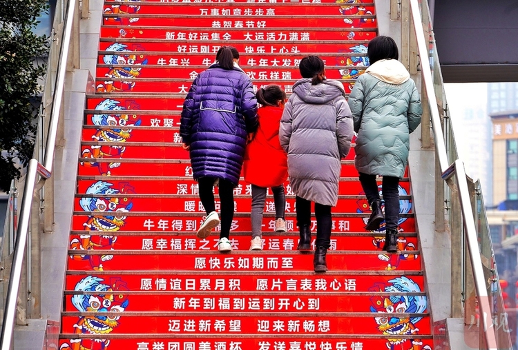 （转载）年味儿渐浓 红色元素扮靓成都