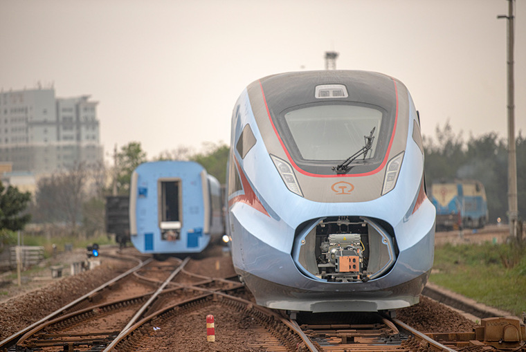 “海军蓝”复兴号乘坐海南铁路轮渡正式登陆海南岛_fororder_I2021年1月31日，海口，“海军蓝”CR300AF型复兴号乘坐海南铁路轮渡正式登陆海南岛。，，