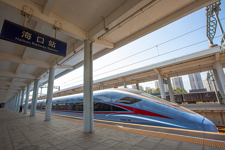 “海军蓝”复兴号乘坐海南铁路轮渡正式登陆海南岛_fororder_B2021年1月31日，“海军蓝”CR300AF型复兴号行驶在海南海口站。
