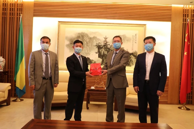 暖心！中国驻部分中部非洲国家使领馆开展“春节包”发放活动