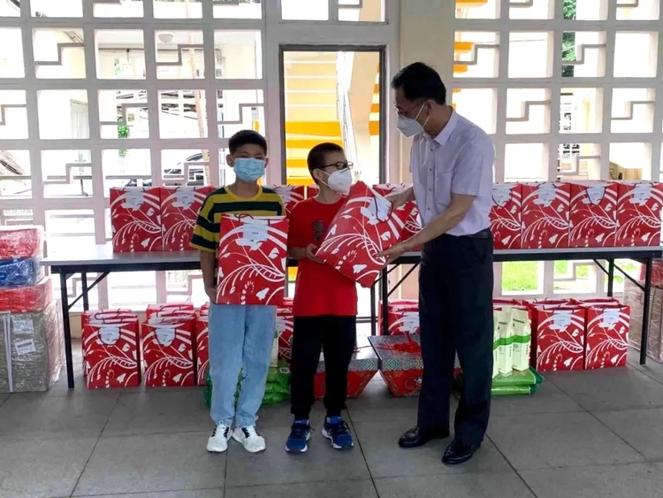 暖心！中国驻部分中部非洲国家使领馆开展“春节包”发放活动