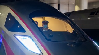 【新春走基层】从蒸汽机车到“复兴号” 手握8本驾照的“老司机”见证“中国速度”