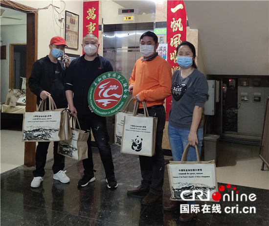 中国驻孟加拉国使馆向在孟华侨华人放发“春节包”_fororder___172.100.100.3_temp_16_1_16_1_1_53a4ed8d-b261-4825-8269-dd50d5ceff55