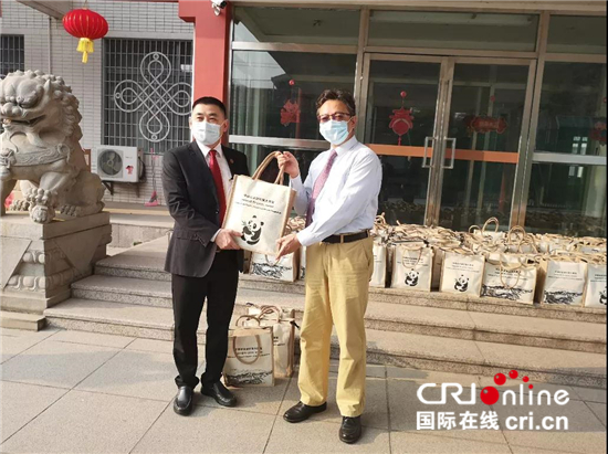 中国驻孟加拉国使馆向在孟华侨华人放发“春节包”_fororder___172.100.100.3_temp_16_1_16_1_1_8cb581e6-a197-4f89-b36f-0b5dfdfb9605
