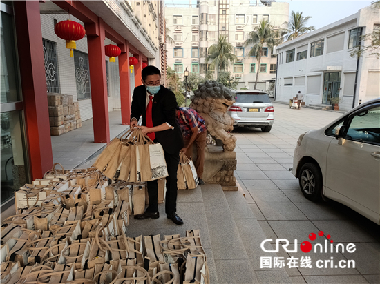 中国驻孟加拉国使馆向在孟华侨华人放发“春节包”_fororder___172.100.100.3_temp_16_1_16_1_1_d0437131-8679-48be-8bf5-7b9bd4dbbdec