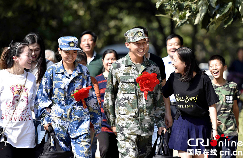 山东临沂郯城：大学生姐弟同圆“军旅梦”_fororder_9月14日，亲人们欢送穿上军装的大学生鲁城宁（左二）和弟弟鲁城硕（左三）来到山东省临沂市郯城县人民武装部，踏上保家卫国征程。_DSC3428_副本