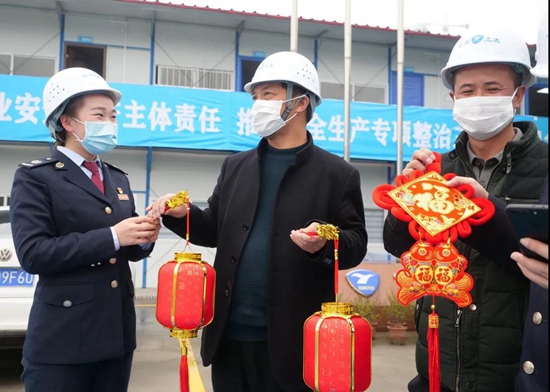 （有修改）贵州黔南：税务蓝送“年货” 助民暖心过年