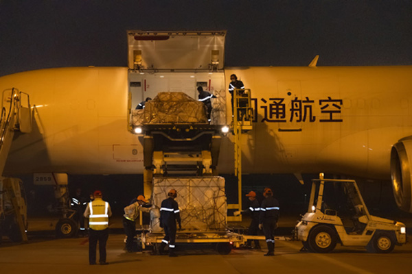中国无偿援助的新冠疫苗运抵老挝_fororder_中国疫苗运抵老挝2-1
