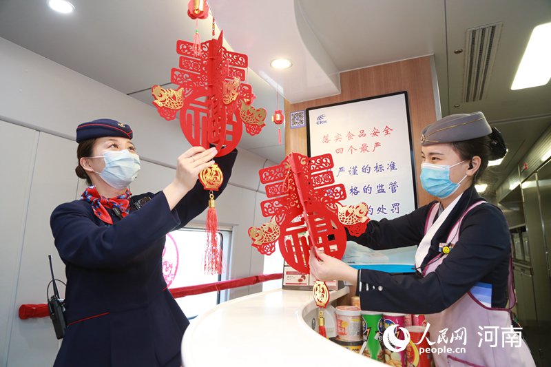 河南郑州：高铁上的别样年味