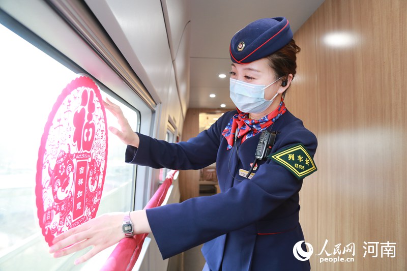 河南郑州：高铁上的别样年味