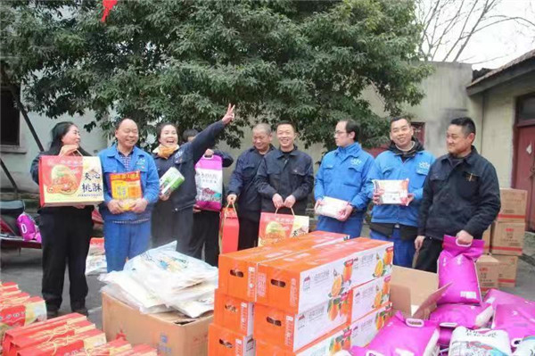 蓉光炭素、眉山蓉光为全体员工发放春节福利品_fororder_1、领取春节福利品的员工们