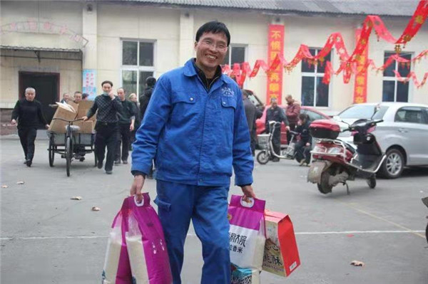 蓉光炭素、眉山蓉光为全体员工发放春节福利品_fororder_2、领到福利品的员工