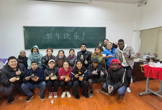 （有修改）（加急稿）贵州民族大学留学生：话新春 聊民俗 学剪纸 感受浓厚的中国传统文化