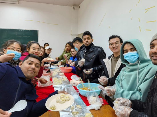 （有修改）（加急稿）贵州民族大学留学生：话新春 聊民俗 学剪纸 感受浓厚的中国传统文化