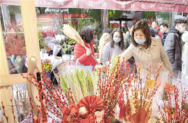 一花难求 价格上涨 武汉节前花市“俏绷”了_fororder_微信图片_20210210083444_副本