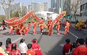 学舞狮、猜灯谜 传统习俗让孩子们欢欢喜喜闹元宵