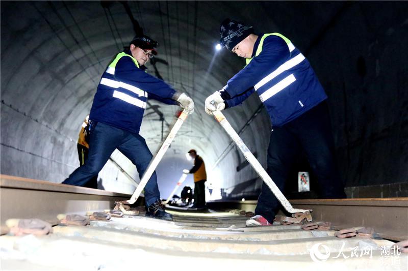 高铁养路人深夜整修合武高铁线碧绿河隧道迎春运